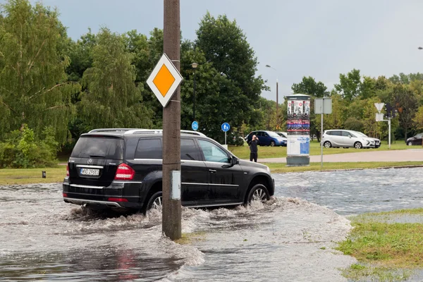 Auto cercando di guidare contro l'alluvione — Foto Stock