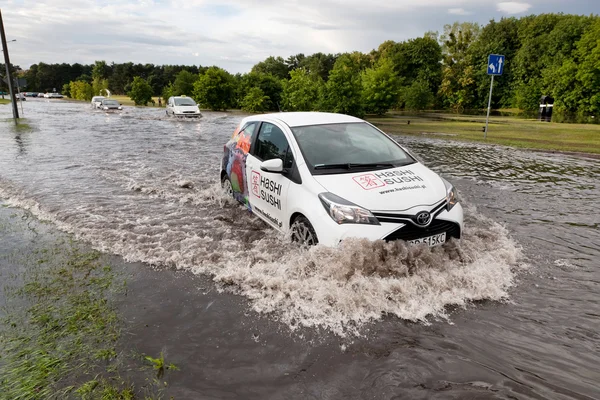 Auto versucht gegen Flut zu fahren — Stockfoto