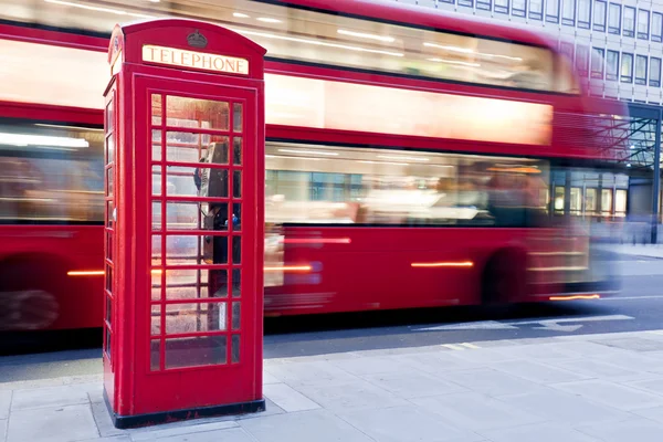 Londýn, Velká Británie. Červené telefonní budky — Stock fotografie