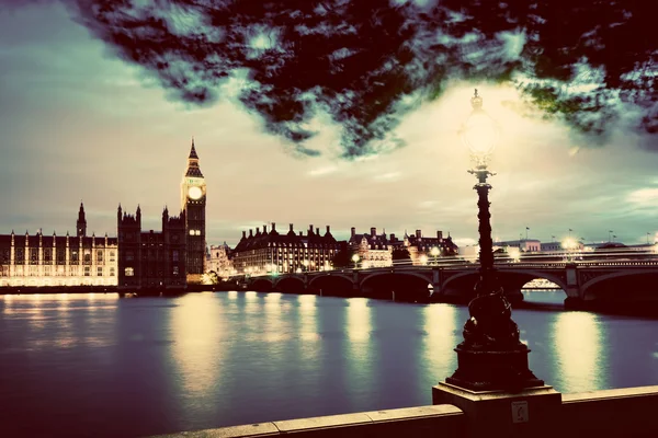 Big Ben, Londres le Royaume-Uni au coucher du soleil . — Photo