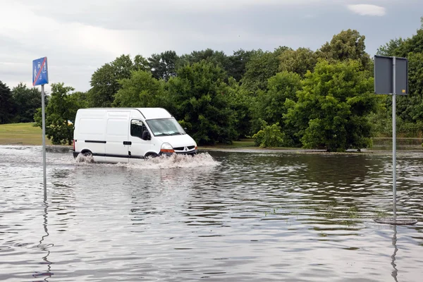 Bilen försöker köra mot översvämning — Stockfoto