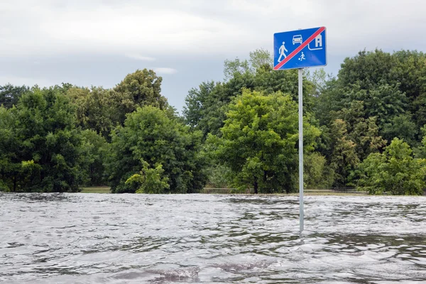 Panneau de signalisation submergé par les inondations — Photo