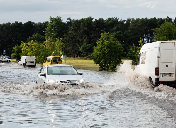 Cars trying to drive against flood — Stock Photo, Image