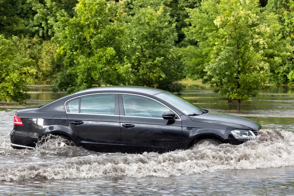 Auto versucht gegen Flut zu fahren — Stockfoto