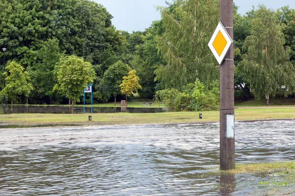 Señal de tráfico sumergida en la inundación —  Fotos de Stock