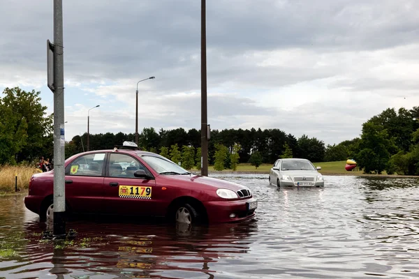 Cars trying to drive against flood — Zdjęcie stockowe