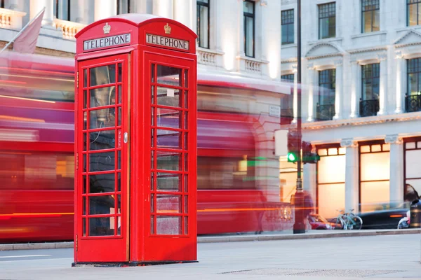 Londres, Reino Unido. Cabine telefónica vermelha — Fotografia de Stock