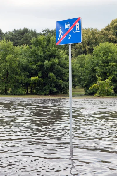 Road sign submerged in flood water — Zdjęcie stockowe