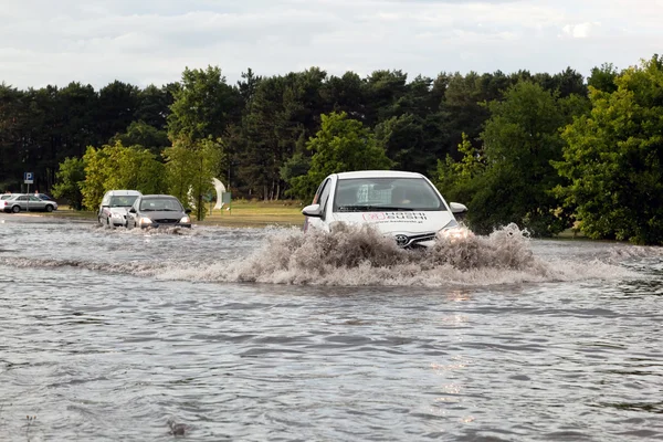 Cars trying to drive against flood — Zdjęcie stockowe