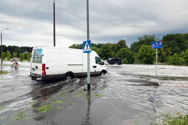 Carro tentando dirigir contra inundações — Fotografia de Stock