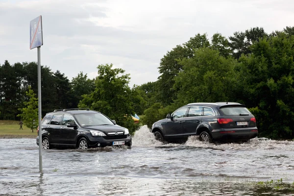 Cars trying to drive against flood — Zdjęcie stockowe