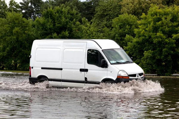 Bilen försöker köra mot översvämning — Stockfoto