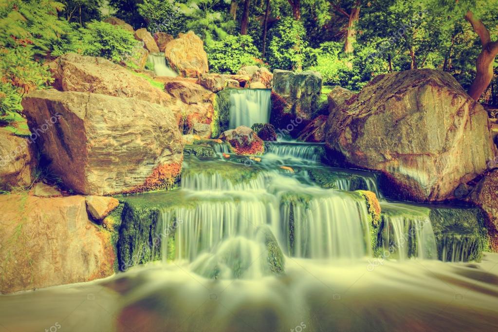 Cascada en el jardín japonés. — Foto de stock © Photocreo #79480086