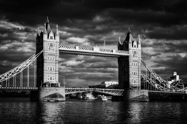 Tower Bridge z odbicia — Zdjęcie stockowe