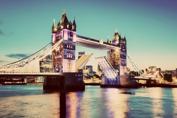 Tower Bridge con riflessi — Foto Stock