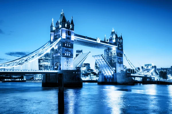 Tower Bridge med reflektioner — Stockfoto