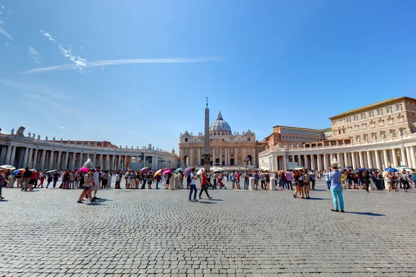 St. Peter's square to visit the Basilica — Stock Photo, Image