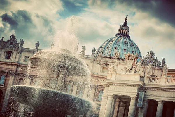 St. Peter's Basilica in Vatican City. — Stock Photo, Image