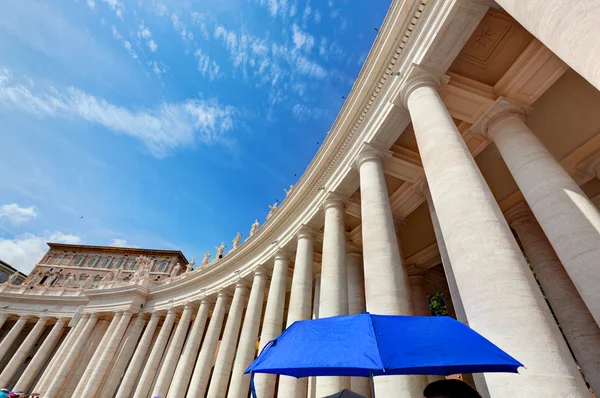 St. Peter's Basilica colonnades in Vatican City — Stock Photo, Image