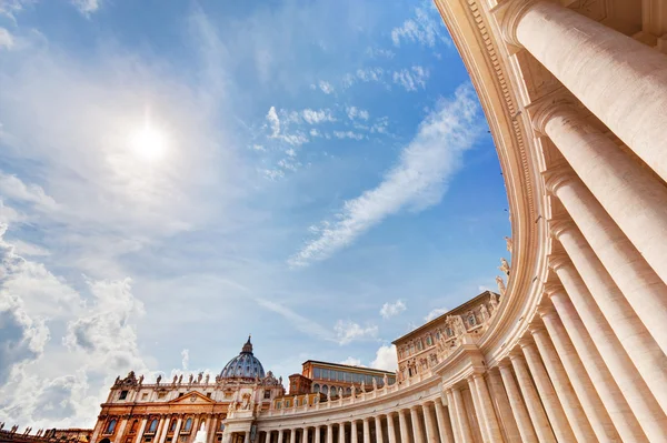 St. Peter's Basiliek colonnades — Stockfoto