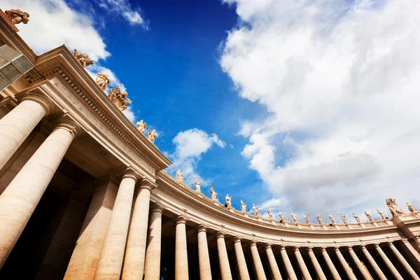 St. Peter's Basiliek colonnades, — Stockfoto
