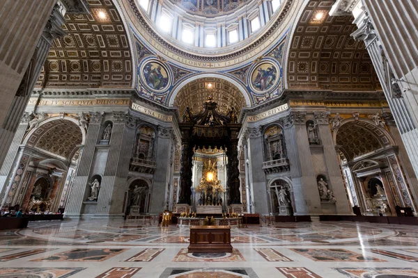 St. Peter bazilika belsejét — Stock Fotó