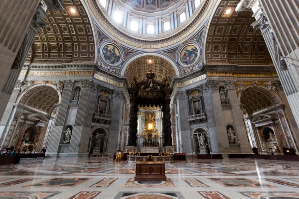 Binnenkant van de Sint-Pietersbasiliek — Stockfoto