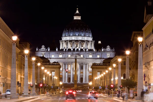Basílica de San Pedro por la noche . —  Fotos de Stock