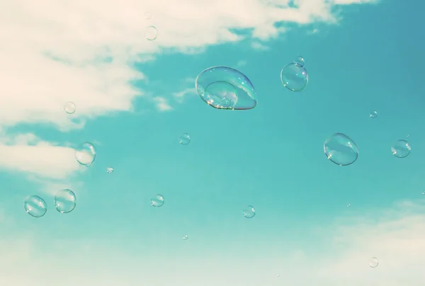 Мильні бульбашки літають у повітрі . — стокове фото