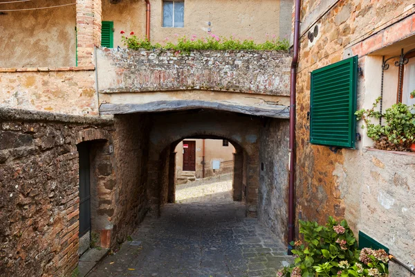 Romantische smalle straat en balkon — Stockfoto