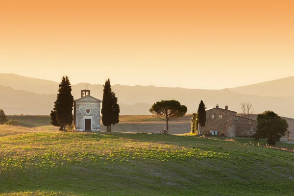 Toscane landschap bij zonsopgang — Stockfoto