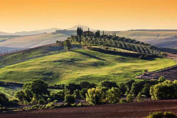 Toscana landskap vid soluppgång. — Stockfoto