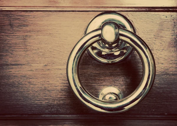 Antieke gouden deur knocker — Stockfoto