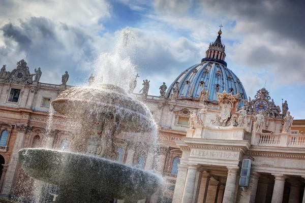 Basílica de São Pedro na cidade vaticana. — Fotografia de Stock