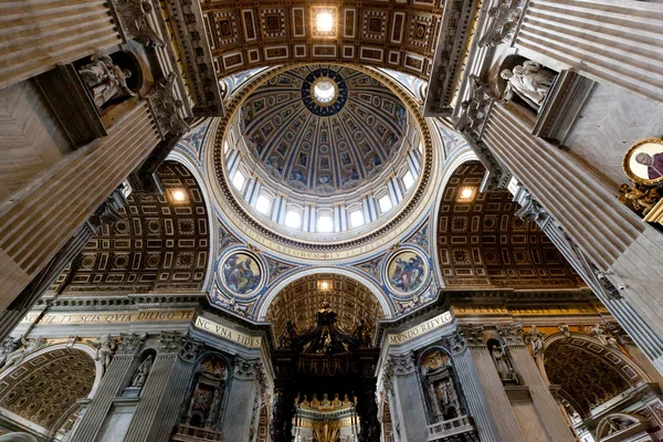 Dentro de la Basílica de San Pedro — Foto de Stock