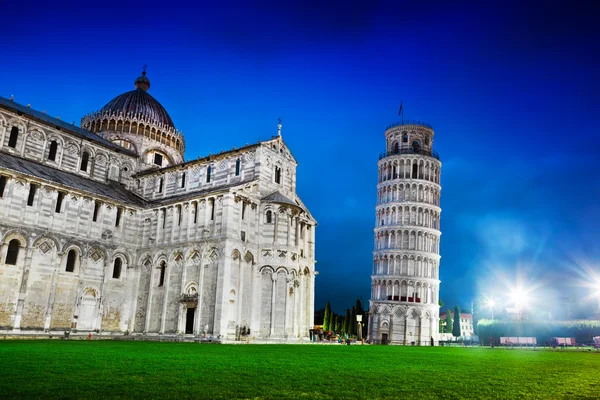 Die Kathedrale von Pisa mit dem schiefen Turm von Pisa — Stockfoto