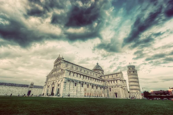 Catedral de Pisa con la torre inclinada de Pisa — Foto de Stock