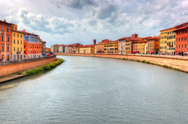 Řeka Arno v Pise, Toskánsko, Itálie. — Stock fotografie