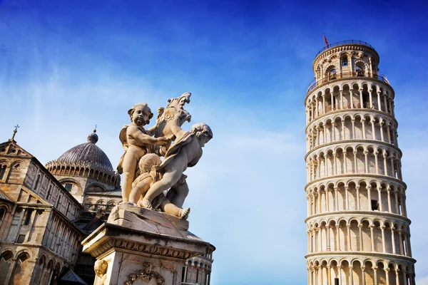 Fontein met engelen naast Pisa Cathedral — Stockfoto