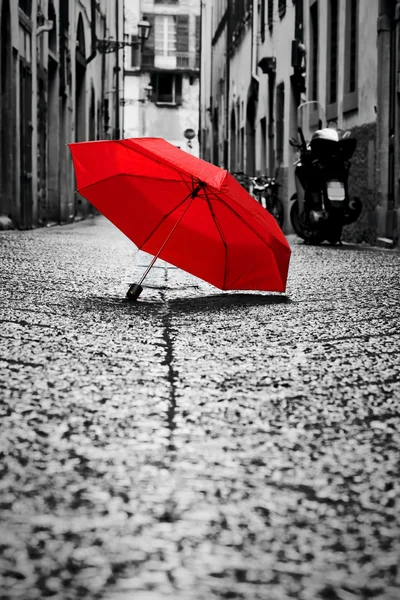 Κόκκινη ομπρέλα στο ήσυχο λιθόστρωτο δρόμο — Φωτογραφία Αρχείου