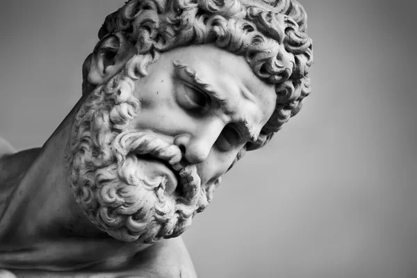 Ancienne sculpture d'Hercule et Nessus — Photo