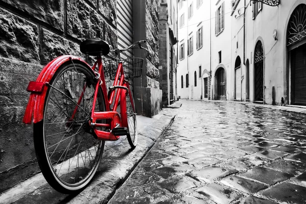 Retro vintage bicicleta vermelha na rua de paralelepípedos — Fotografia de Stock