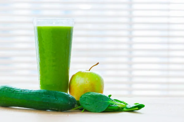 Färsk juice från gröna grönsaker — Stockfoto