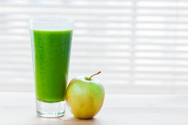 Färsk juice från gröna grönsaker — Stockfoto