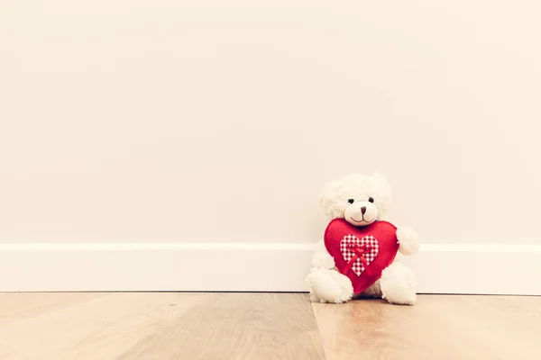 Niedlicher Teddybär mit Plüschherz — Stockfoto