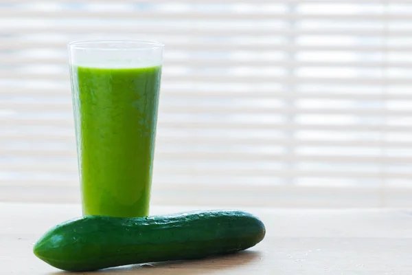 Färsk juice från gröna grönsaker — Stockfoto