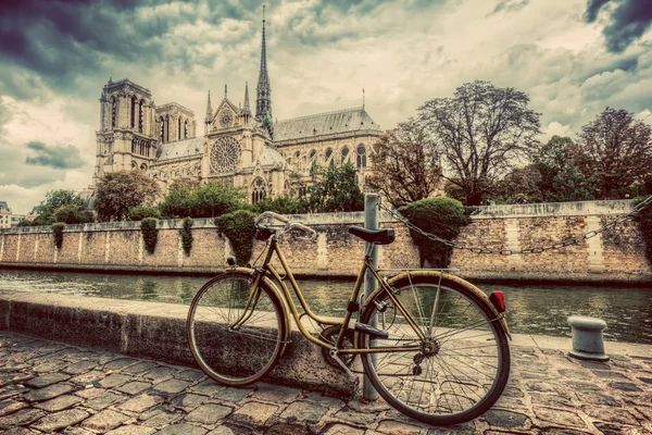 Ρετρό ποδήλατο και την Παναγία των Παρισίων — Φωτογραφία Αρχείου