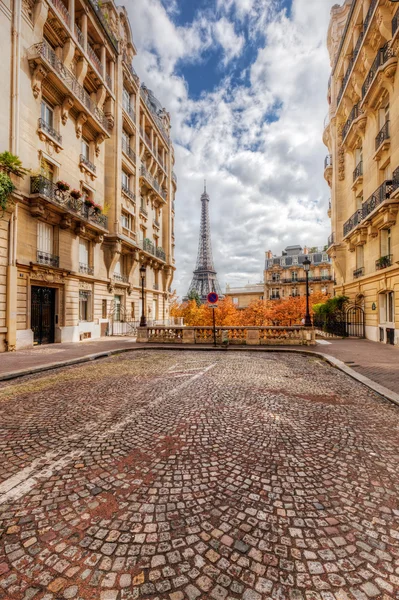 Eiffel Tower seen from street — Stock Photo, Image