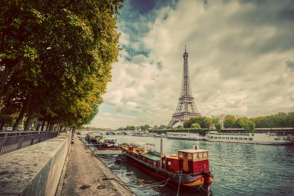 Eiffeltoren via de Seine rivier — Stockfoto