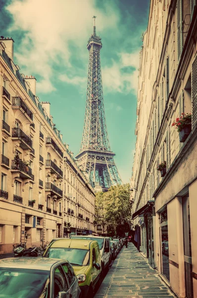 Eiffel Tower gezien vanaf de straat — Stockfoto